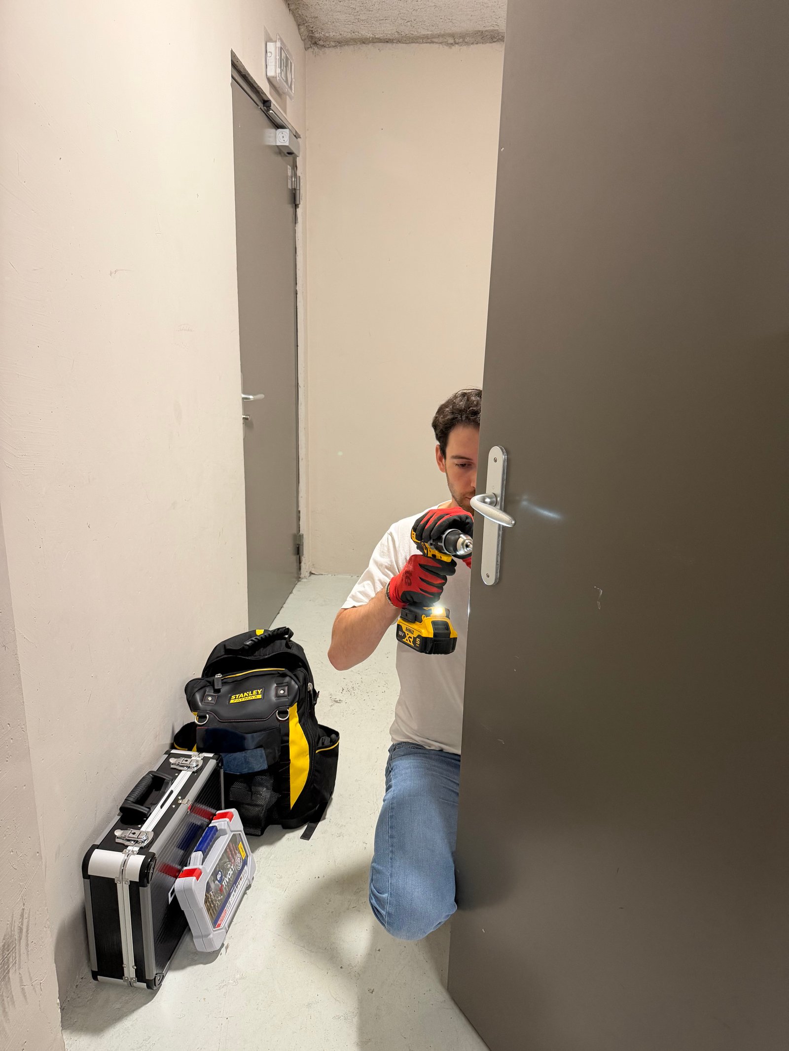 Rosario artisan serrurier en cours d'intervention sur serrure et poignée